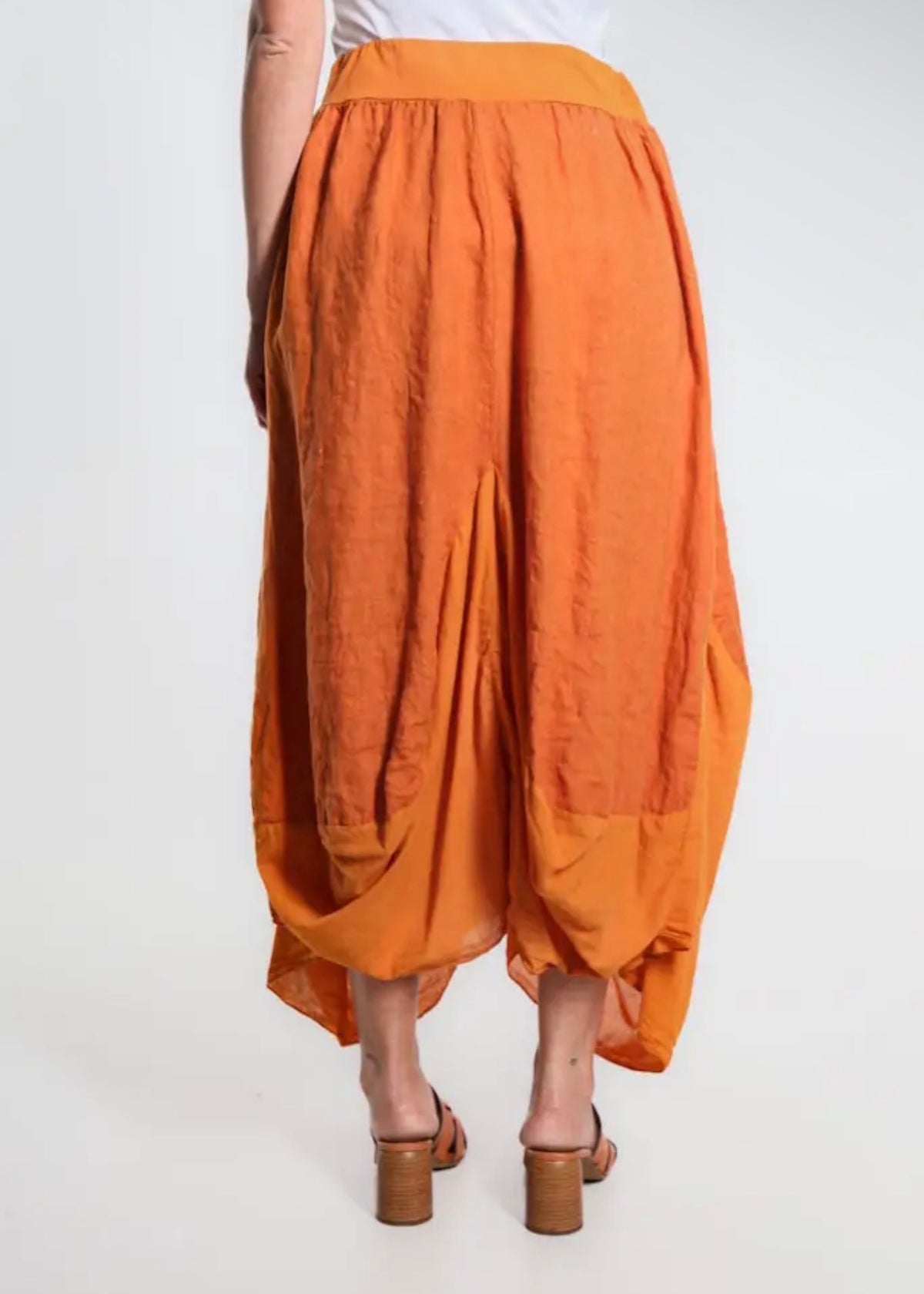 Rust linen-cotton bunched pocket skirt with elastic waistband, gathered back