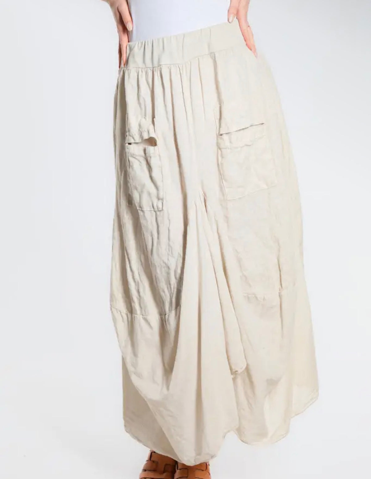 Beige linen-cotton bunched pocket midi skirt with elastic waist and patch pockets