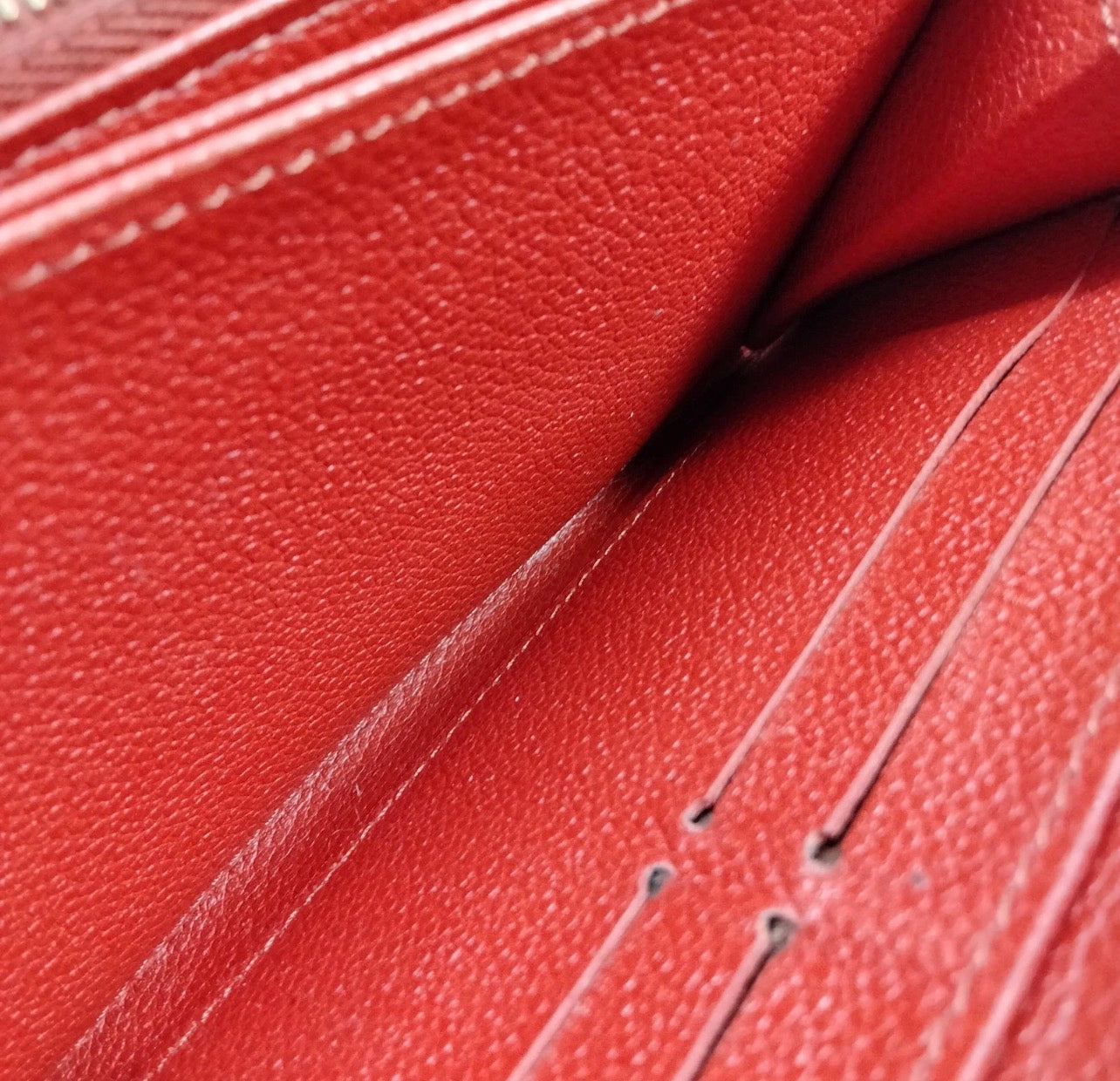 Pre-loved Louis Vuitton Leather Zippy Wallet