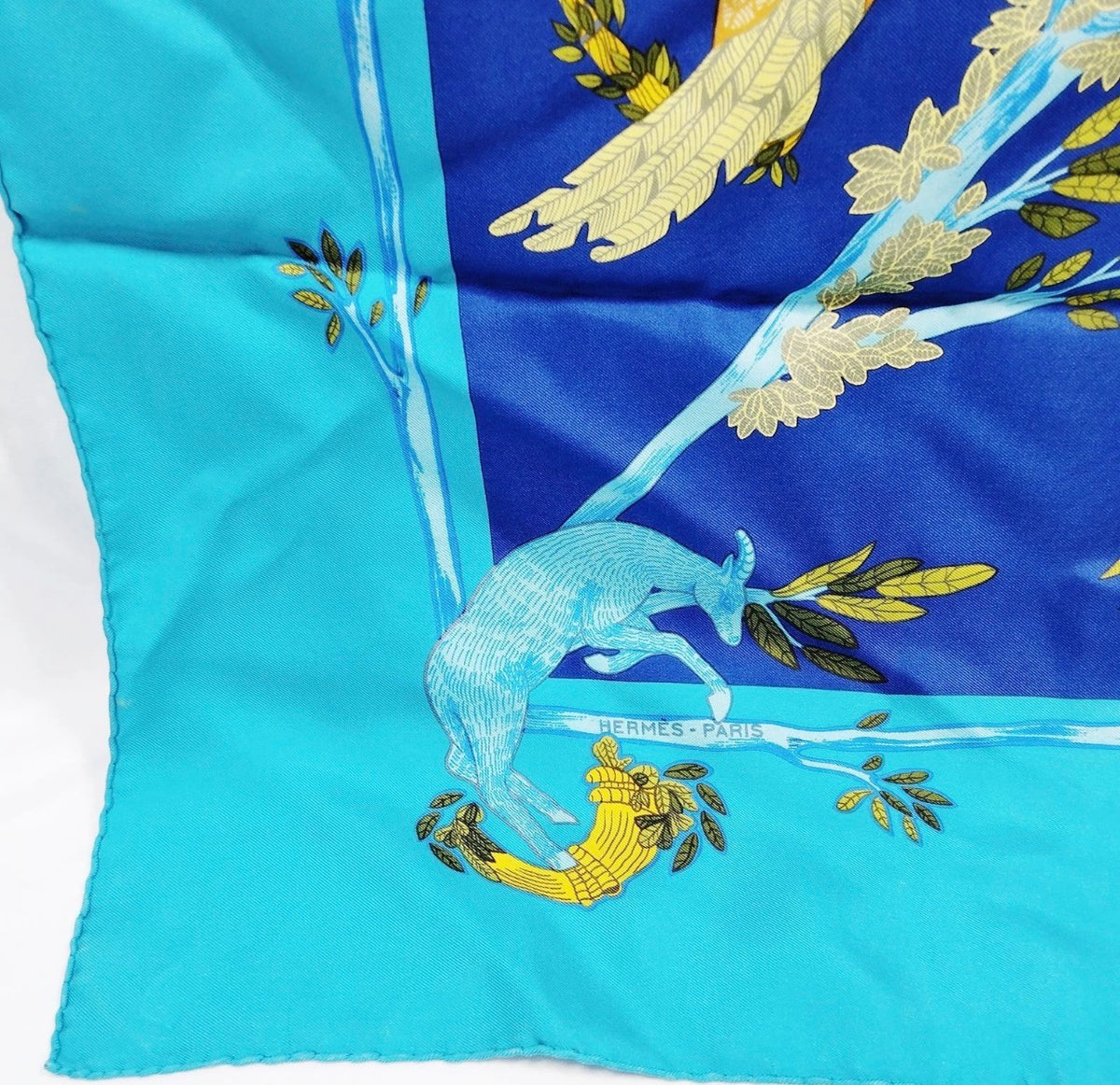 Hermès Carre 90 Light Blue Silk 100% Scarf with original sewn tag