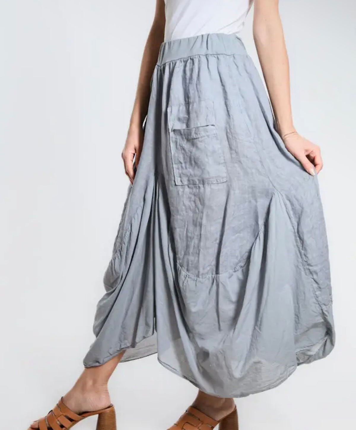 Gray linen-cotton bunched pocket skirt with elastic waist and patch pockets