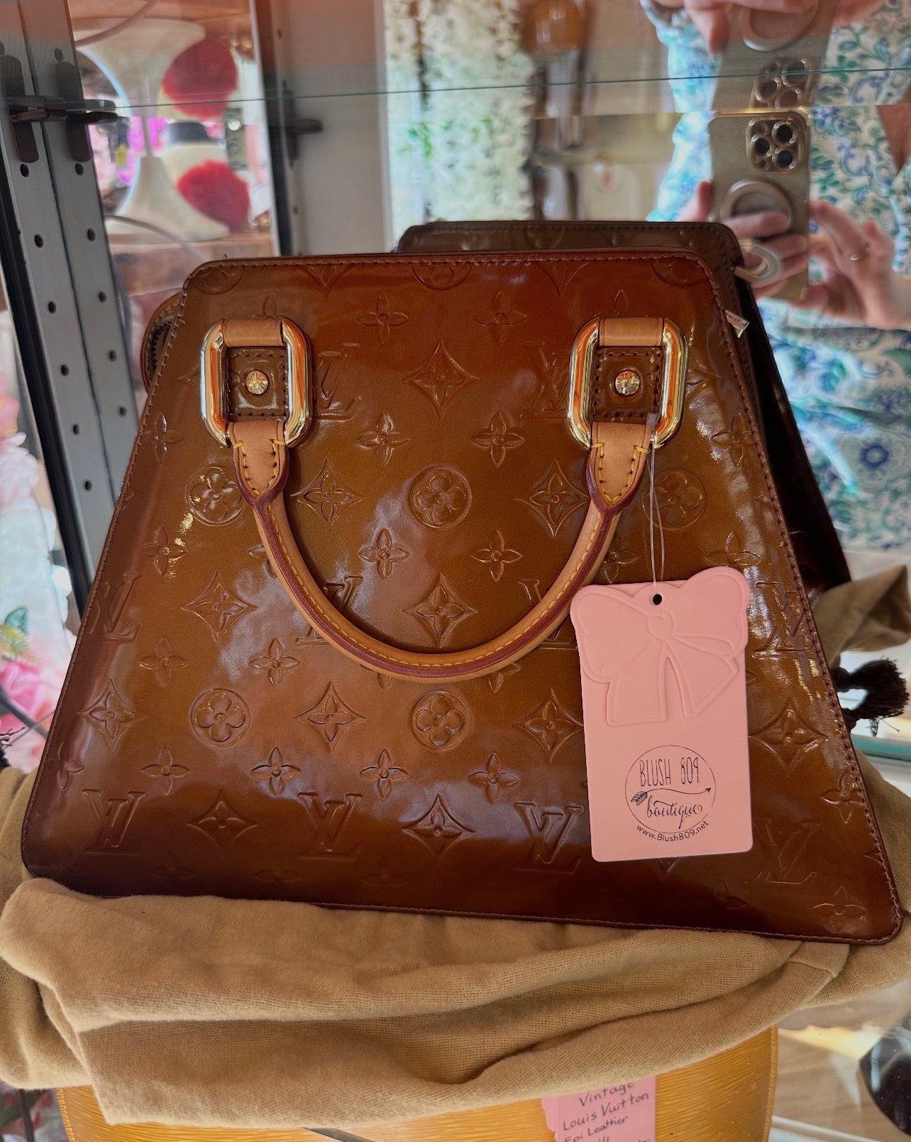 Authentic Vintage Louis Vuitton
Vernis Forsyth Bronze
Handbag