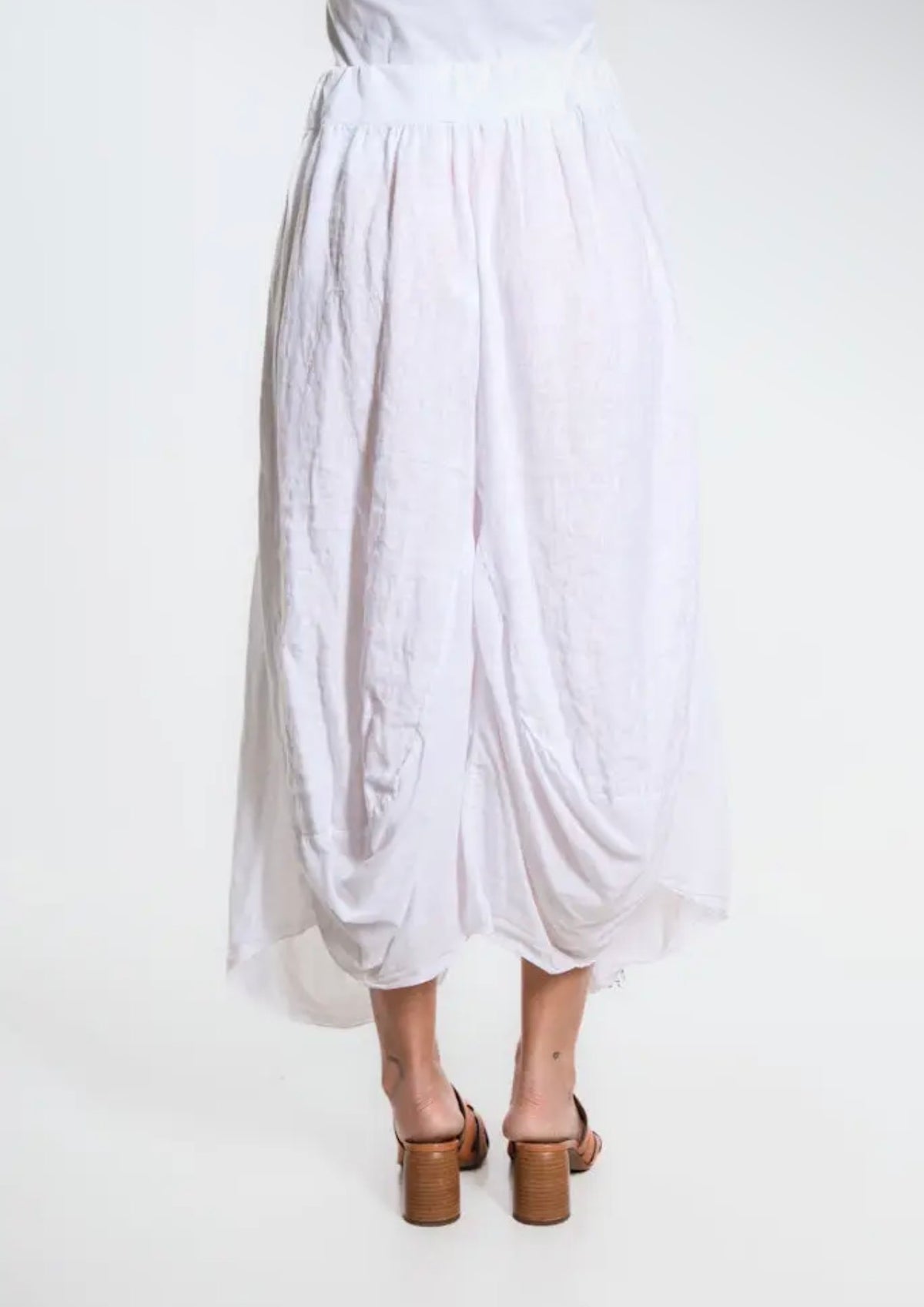 White linen-cotton skirt with gathered waist and roomy pockets, draped hem