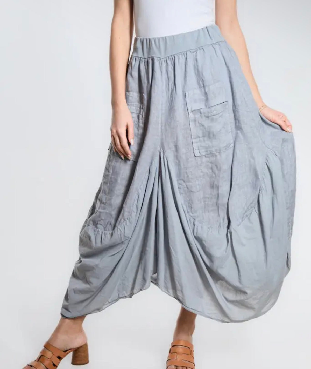 Gray linen-cotton skirt with elastic waist, patch pockets, bunched hem