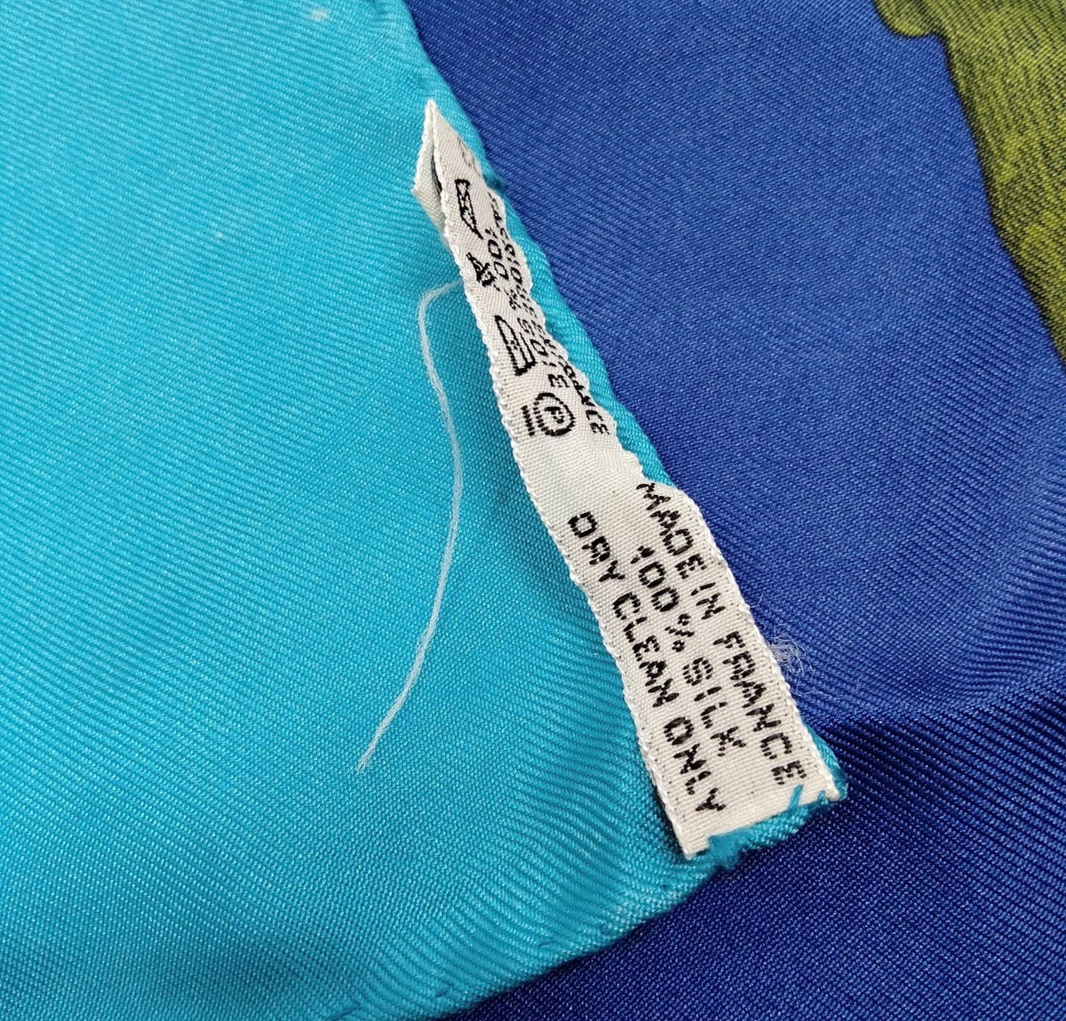 Hermès Carre 90 Light Blue Silk 100% Scarf with original sewn tag