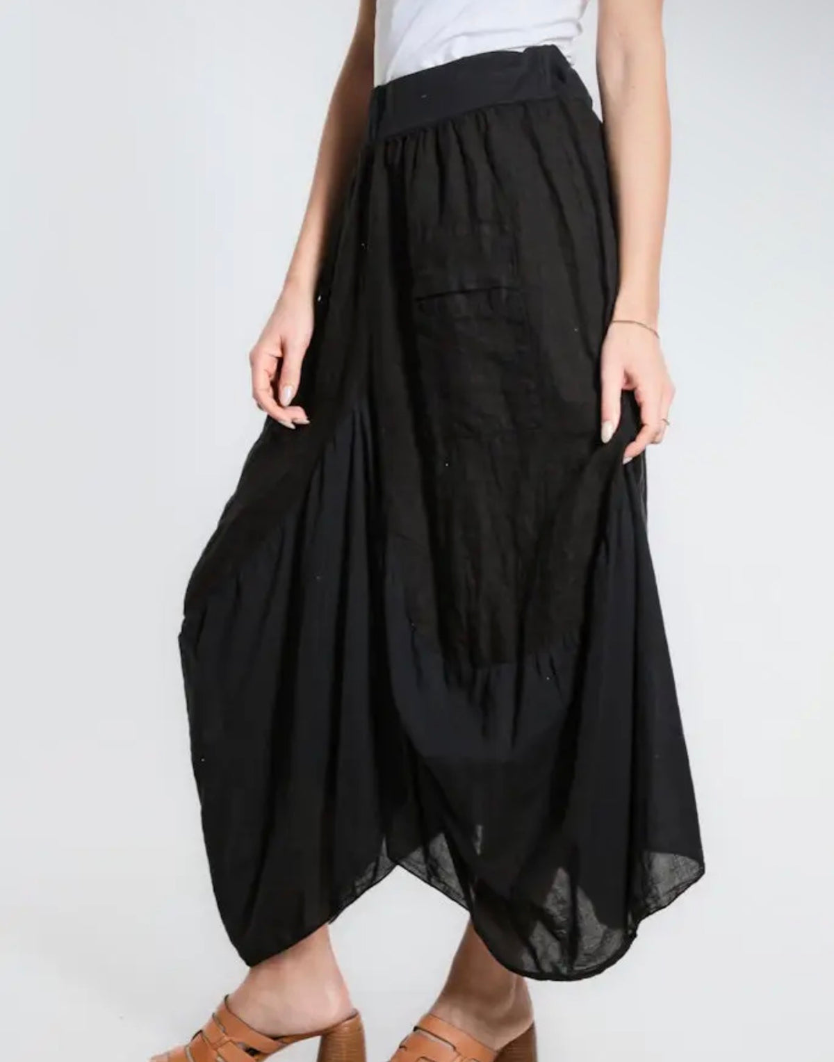 Black bunched pocket midi skirt, pleated look, elastic waistband, flowing handkerchief hem