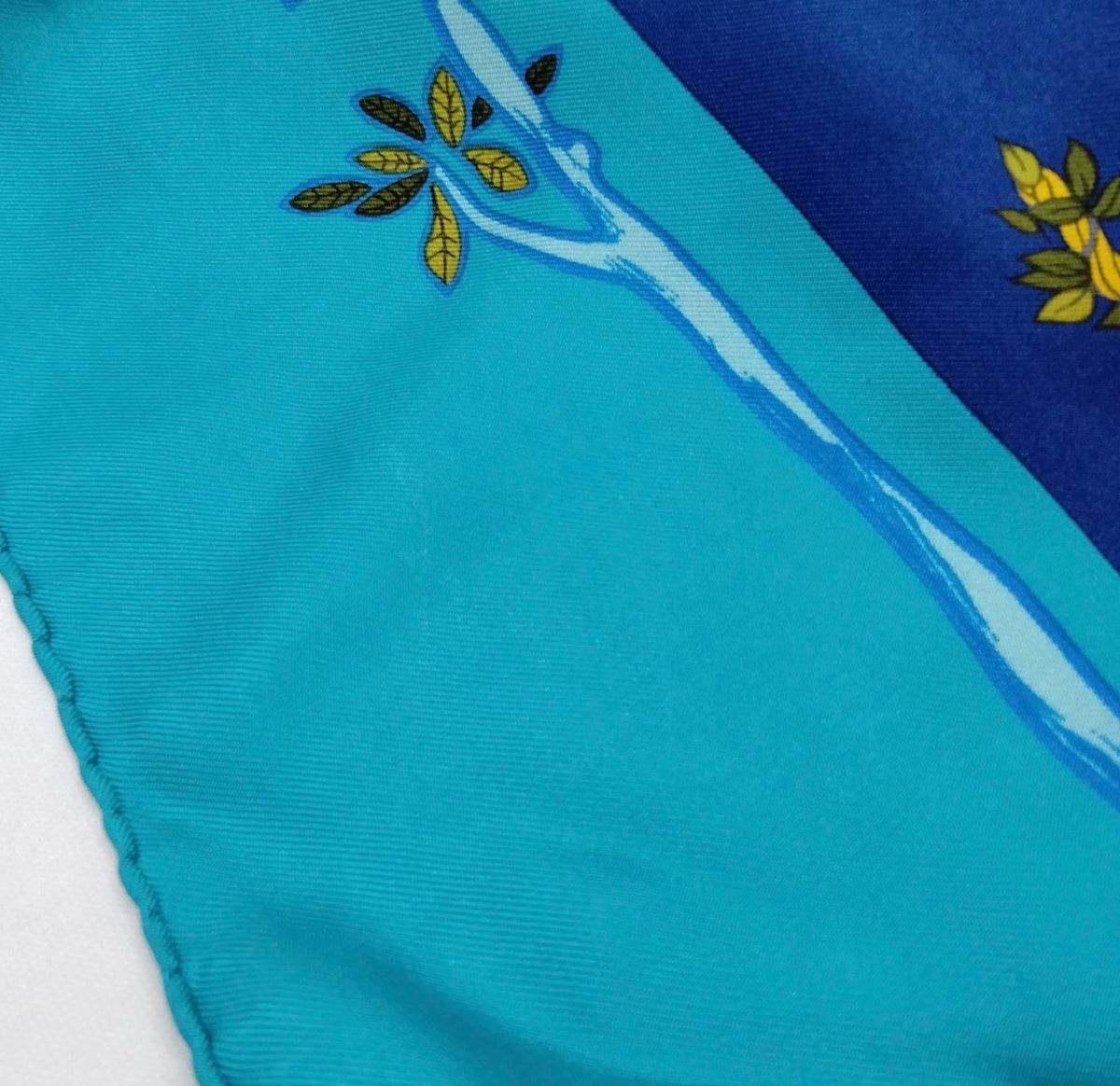 Hermès Carre 90 Light Blue Silk 100% Scarf with original sewn tag
