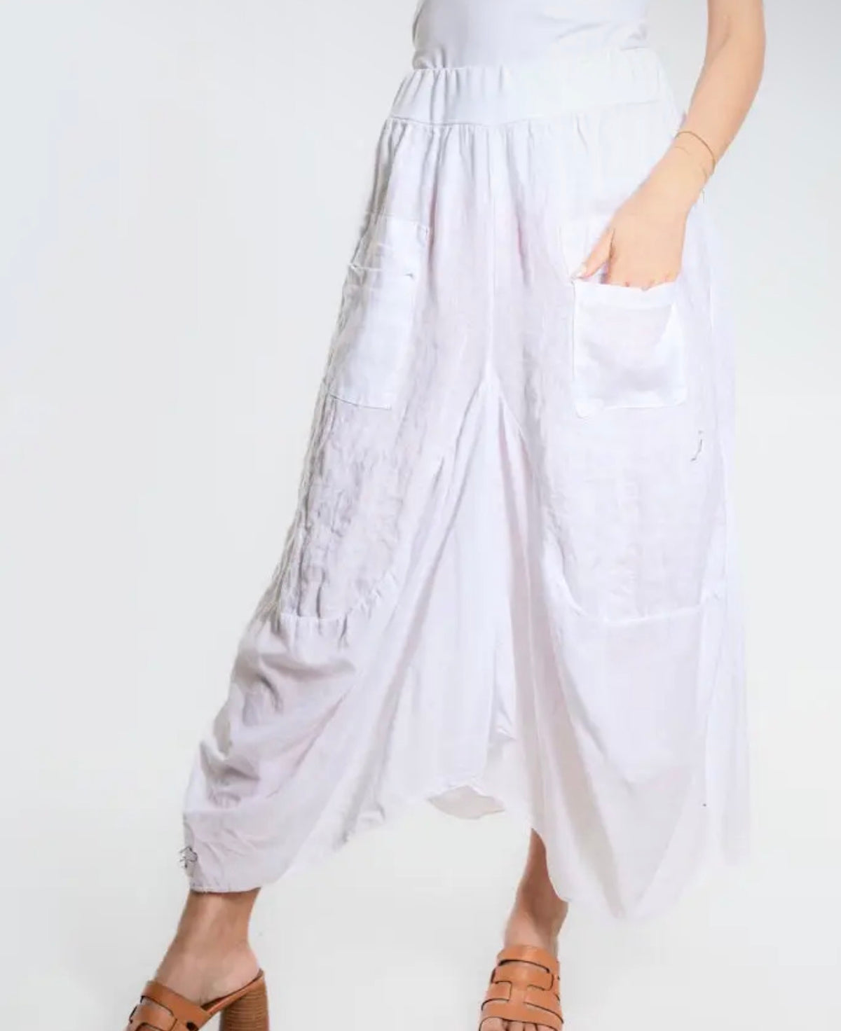 White linen-cotton bunched pocket skirt with large side pocket and gathered waist