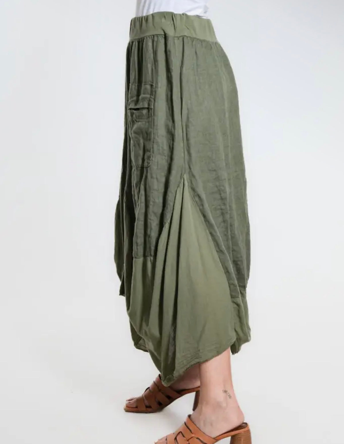 Army green gathered skirt with elastic waist and side pockets, draped balloon hem