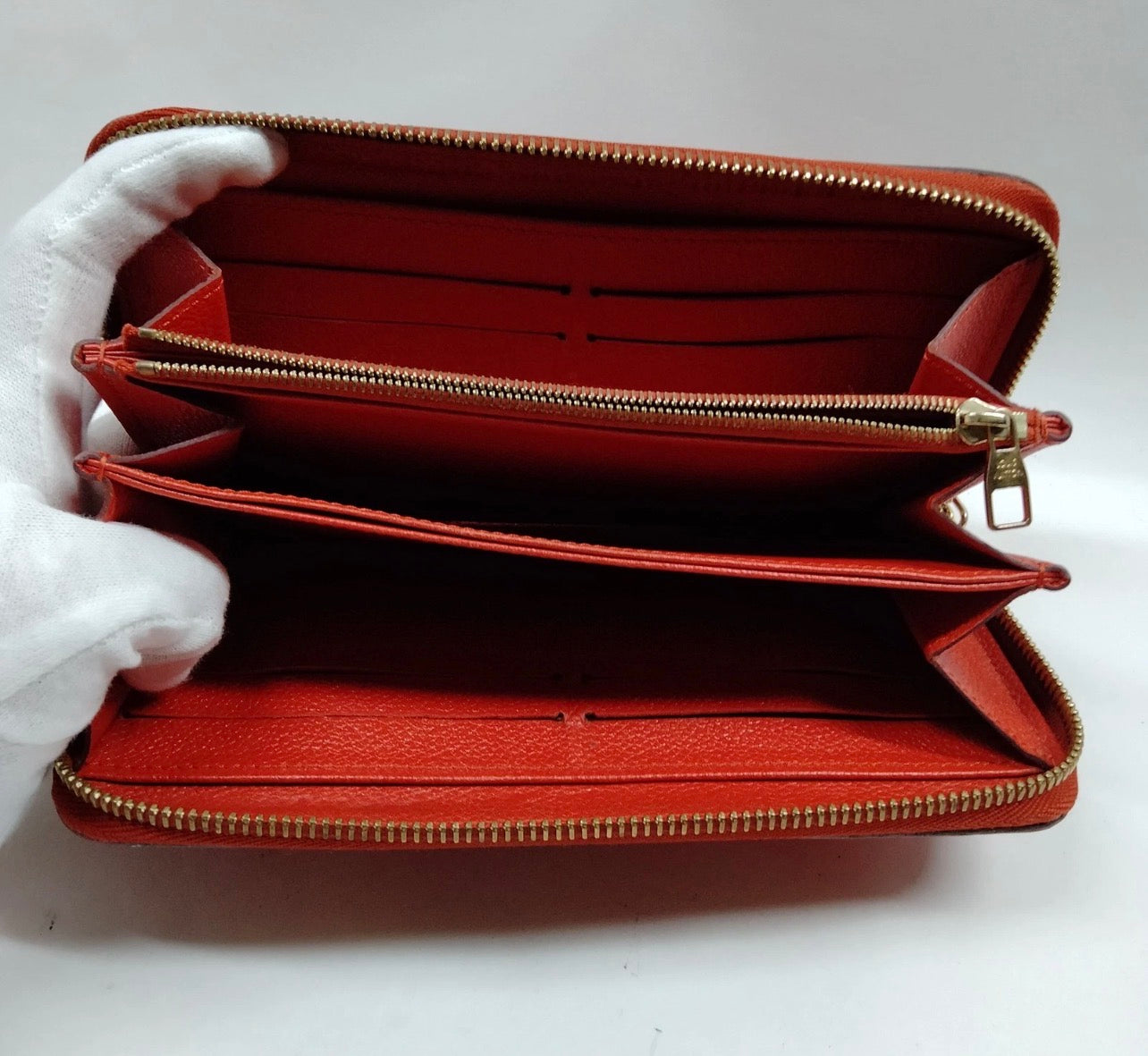 Pre-loved Louis Vuitton Leather Zippy Wallet