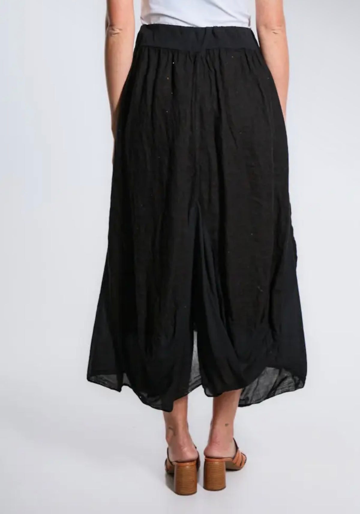 Black linen-cotton bunched pocket skirt with elastic waistband and gathered drape hem
