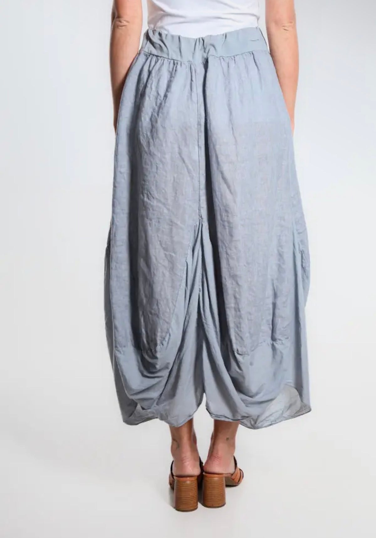 Gray bunched pocket skirt with elastic waistband, relaxed ankle-length drape