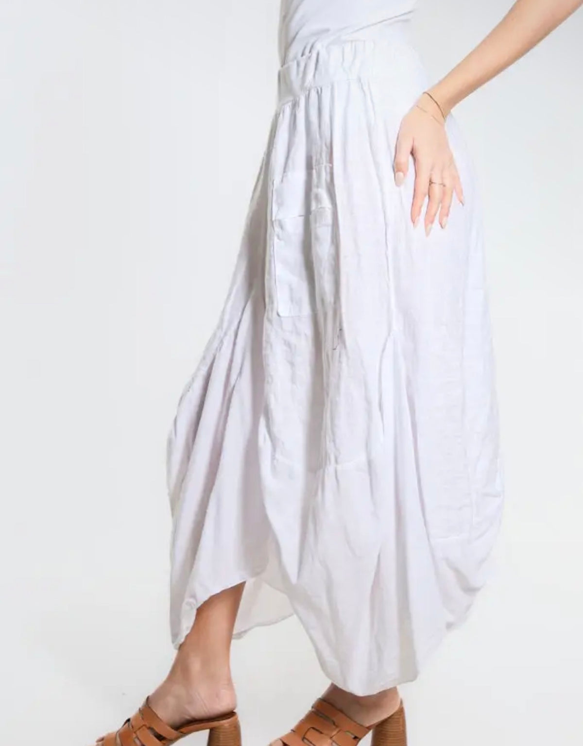 White linen-cotton bunched pocket skirt with gathered waist and side pockets