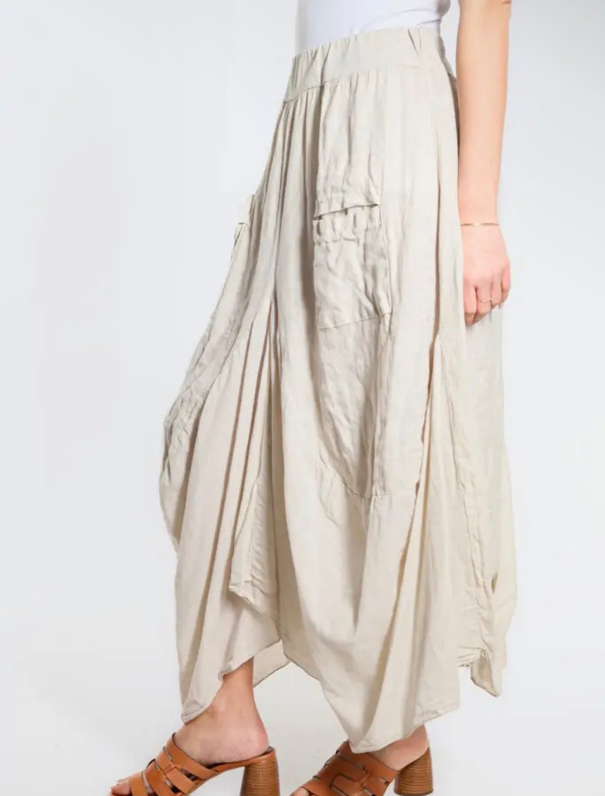 Beige linen-cotton bunched pocket midi skirt with elastic waist and patch pockets