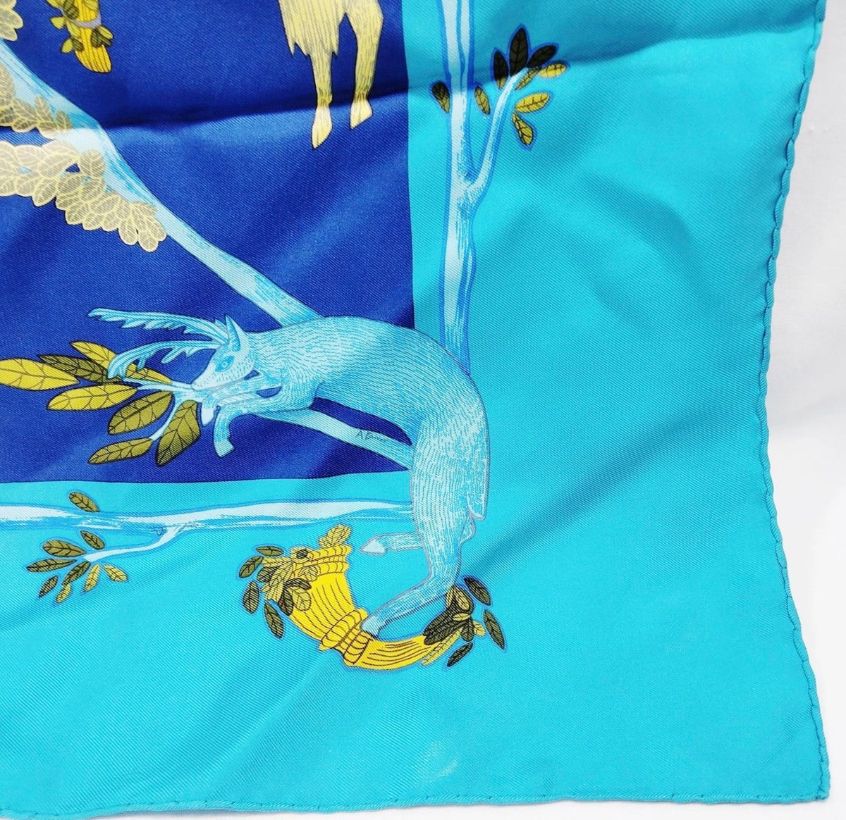 Hermès Carre 90 Light Blue Silk 100% Scarf with original sewn tag