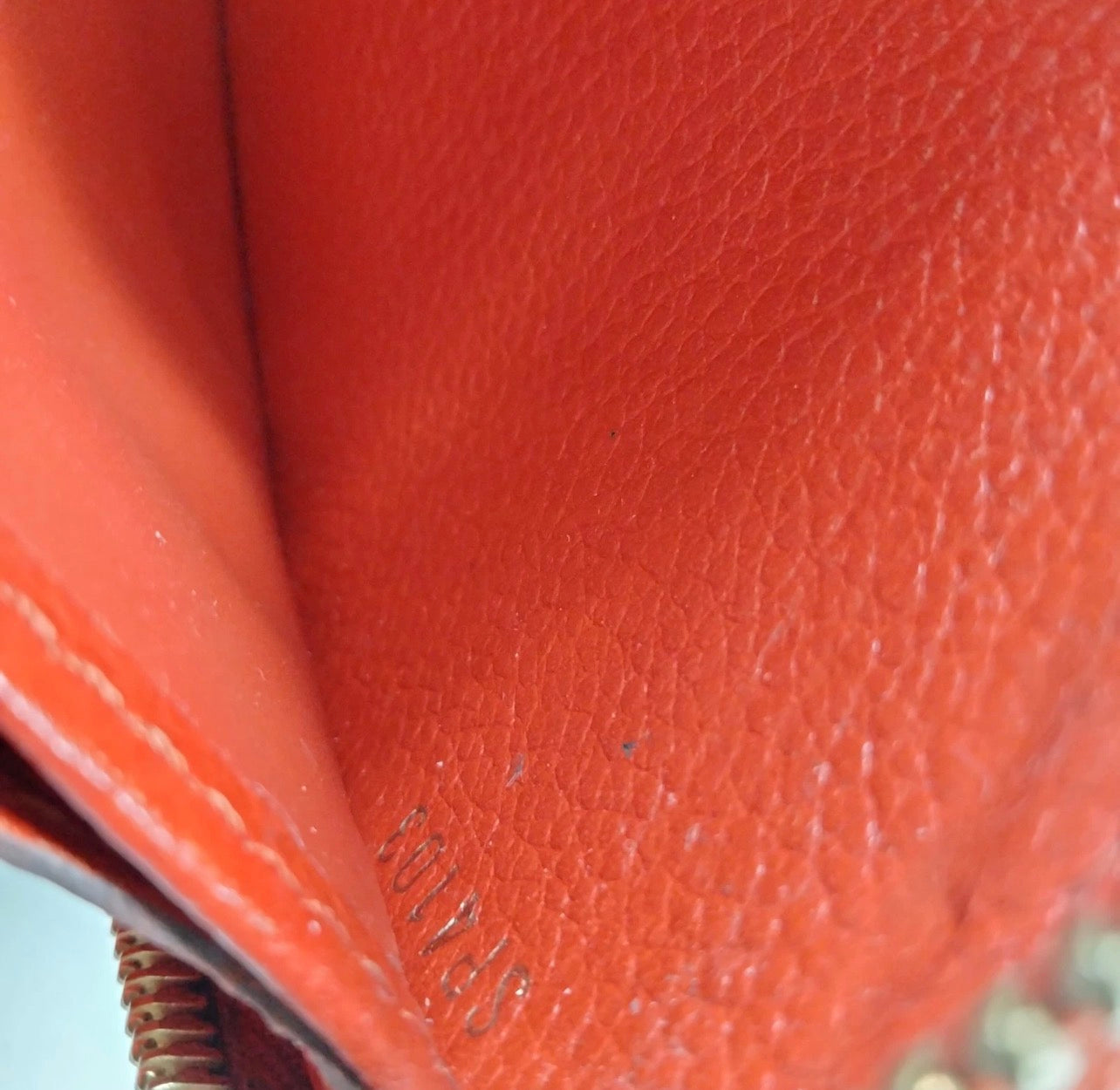 Pre-loved Louis Vuitton Leather Zippy Wallet
