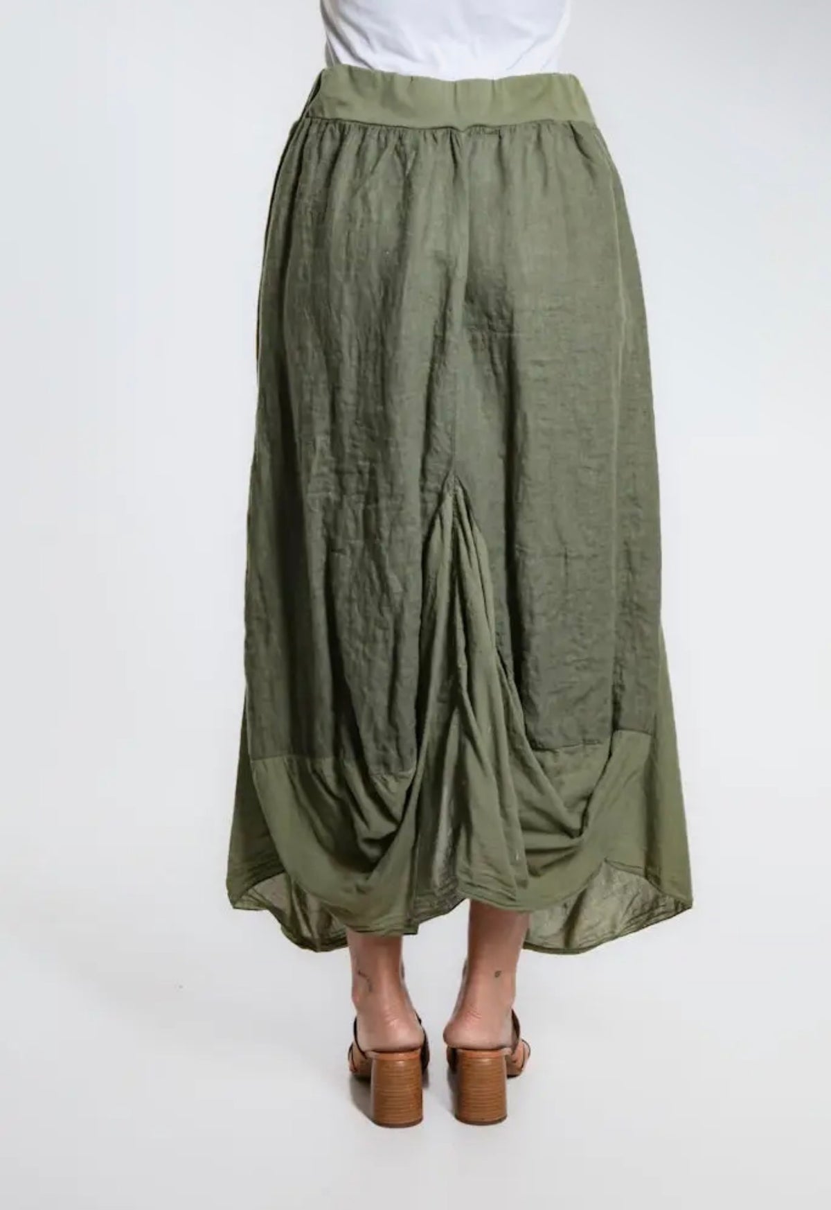 Army green linen-cotton bunched skirt, elastic waist, side pockets, midi length