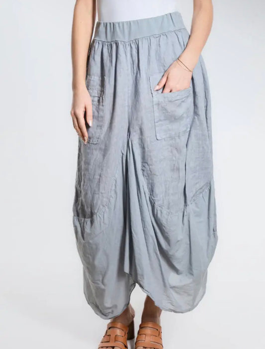 Gray bunched pocket skirt with elastic waistband and patch pockets, side view