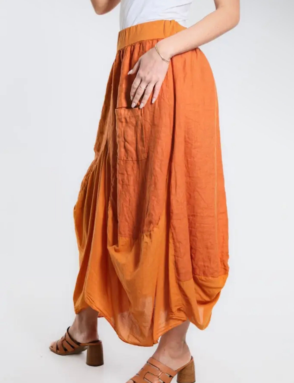 Rust linen-cotton bunched pocket skirt with patch pockets and elastic waistband