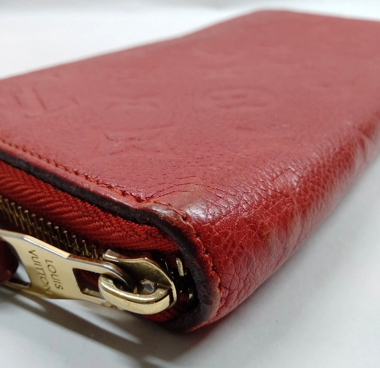 Pre-loved Louis Vuitton Leather Zippy Wallet