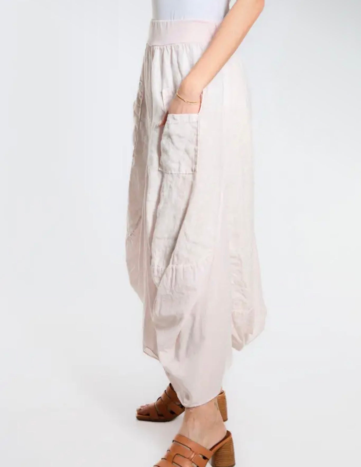 Blush linen-cotton skirt with bunched pockets and elastic waist, draped midi