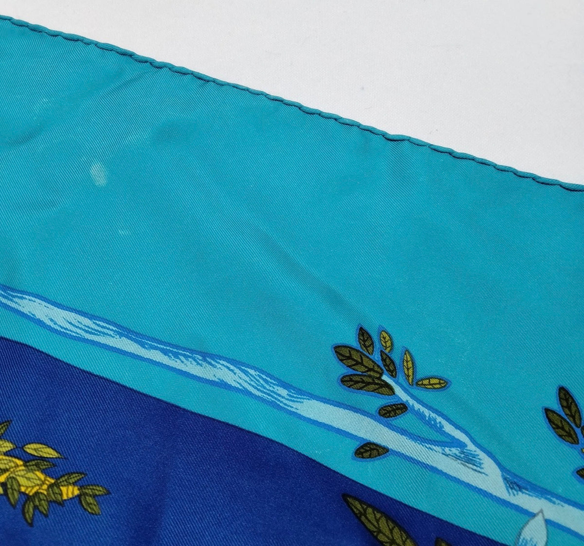 Hermès Carre 90 Light Blue Silk 100% Scarf with original sewn tag