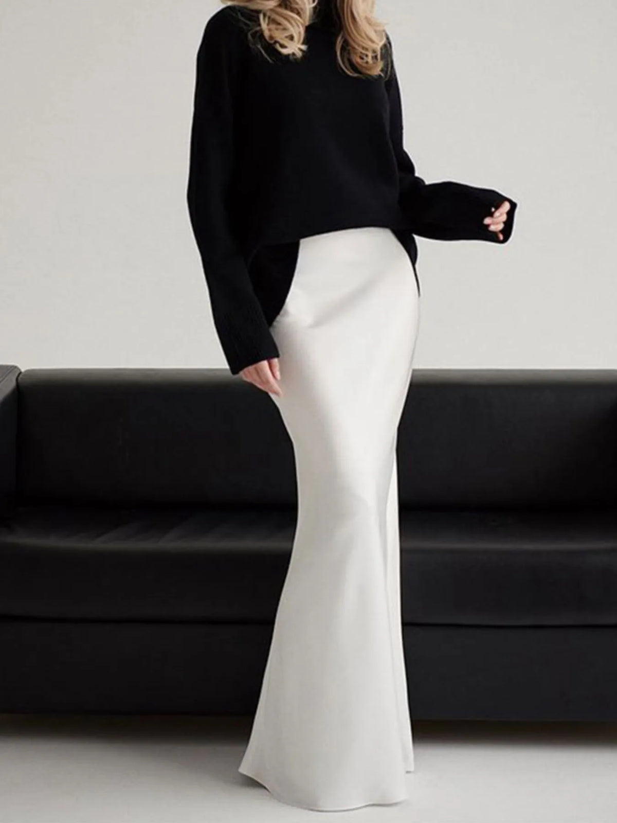 White high-waisted maxi skirt on mannequin, fitted silhouette to the hem in smooth fabric.
